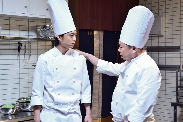 健太郎演じる料理人は、どのように肉を焼くのか
