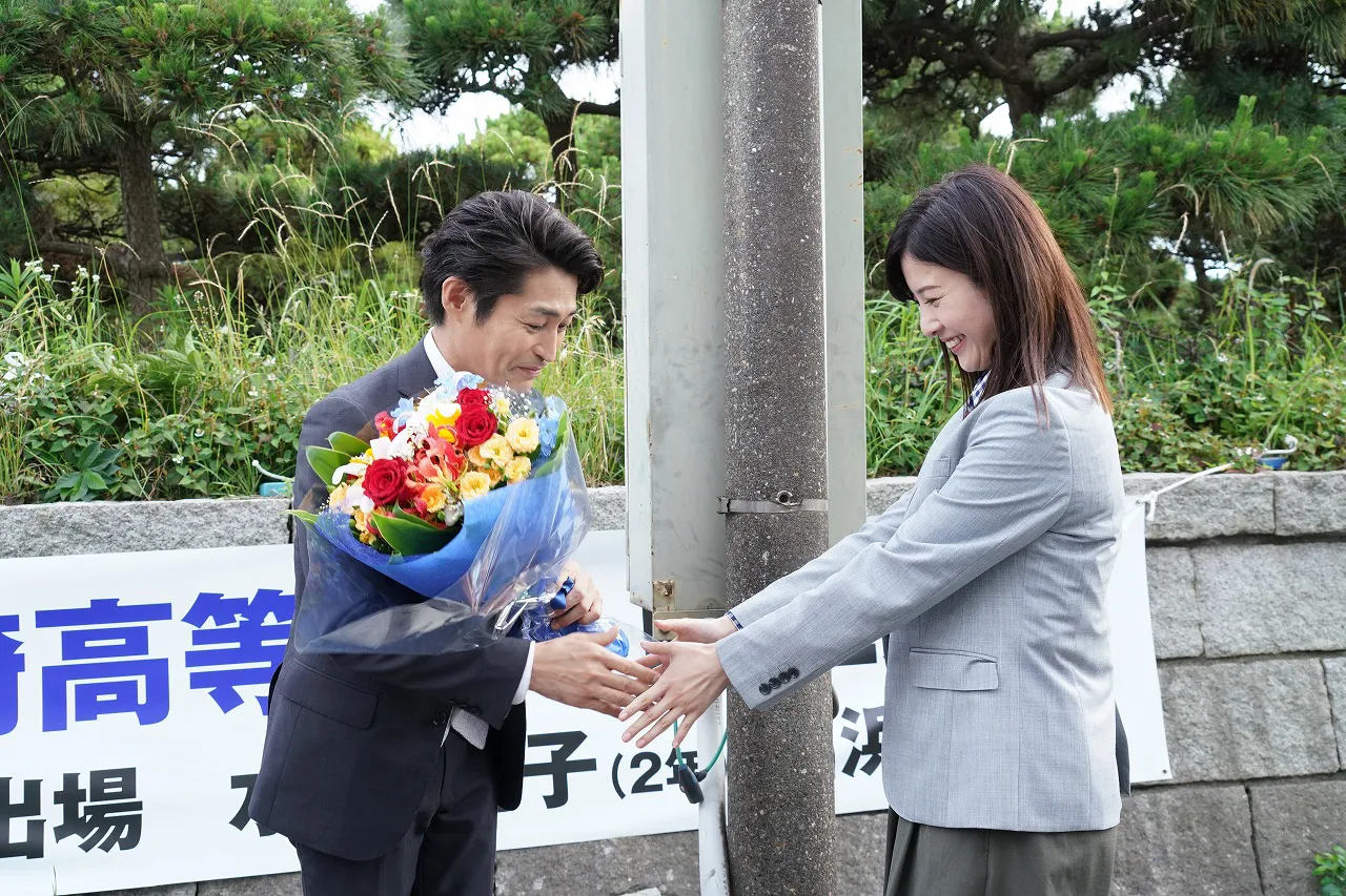 【写真を見る】吉高由里子＆安田顕の握手に、見ているこっちが泣きそうです……！