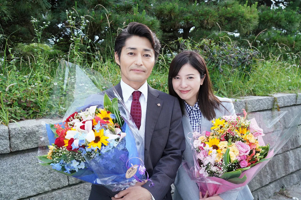 「正義のセ」で無事クランクアップを迎えた主演の吉高由里子と安田顕