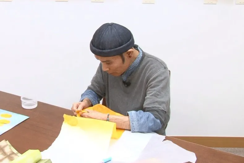 【写真を見る】画家としても活躍する片岡鶴太郎が和紙ちぎりで新たな才能開花か！？