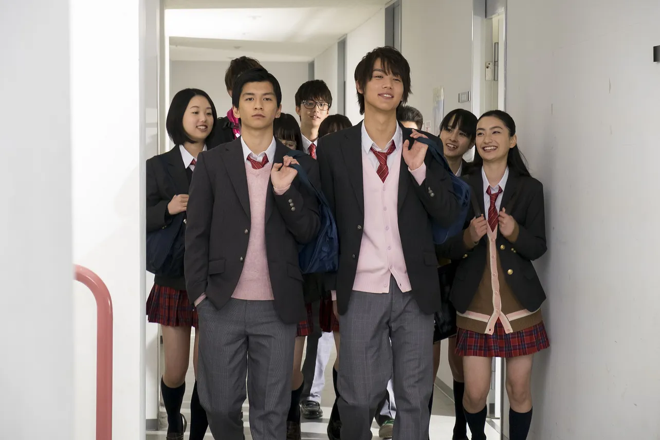 ドラマ「覚悟はいいかそこの女子。」(TBSほか)で共演した中川大志(右)と田中偉登(左)