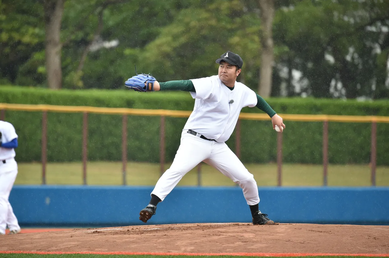 【写真を見る】とにかく明るい安村が気合いのピッチングでスラッガー9人を打ち取る!?