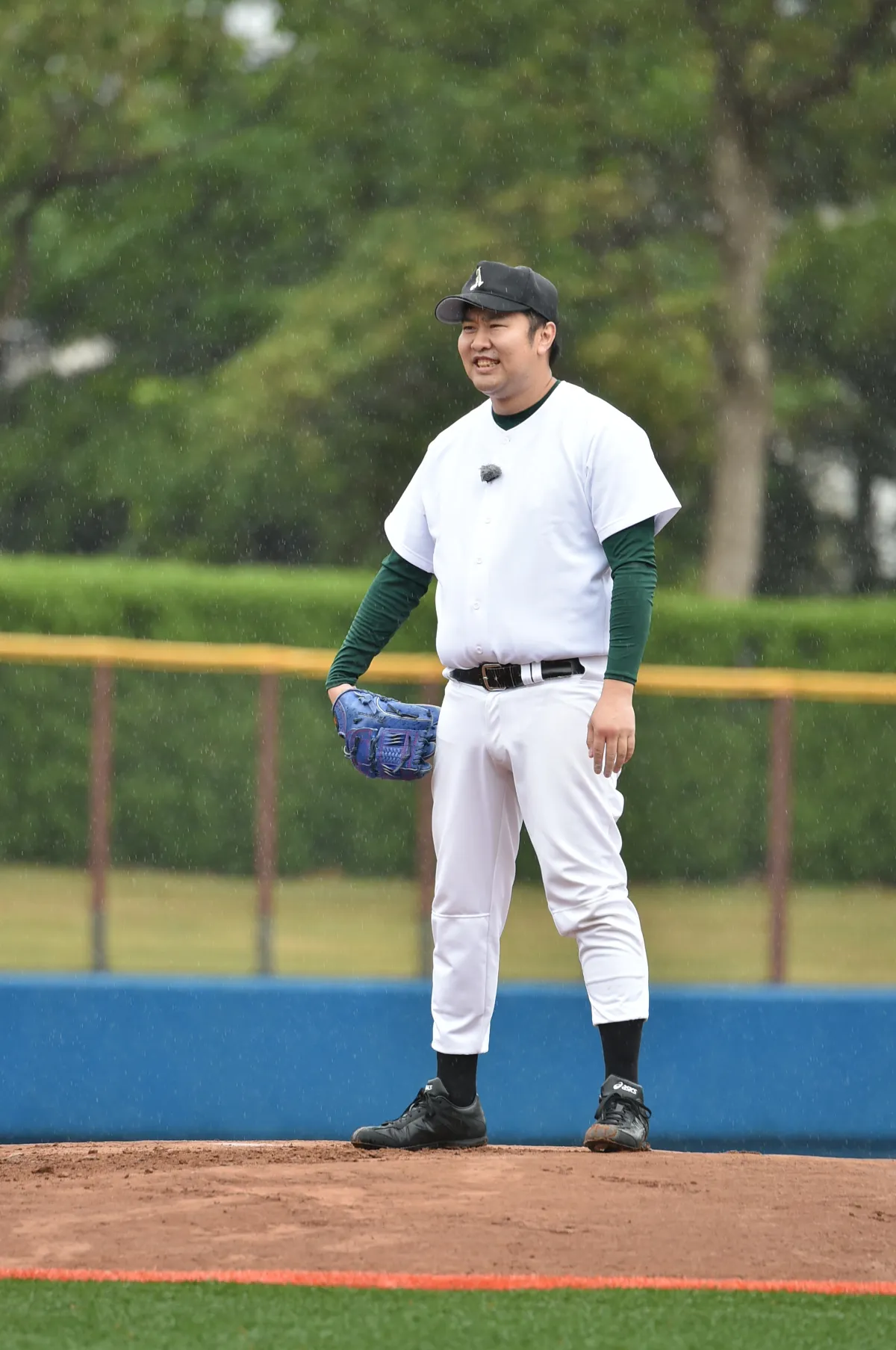 甲子園出場経験のあるとにかく明るい安村が野球対決に参戦！