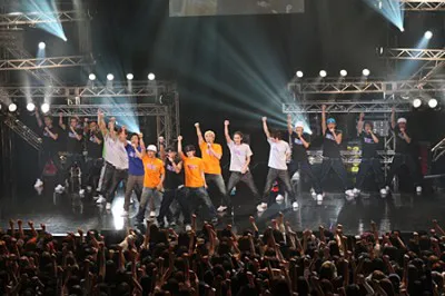 【写真】DA PUMPのヒット曲「We can't stop the music」ではステージも客席もこぶしを高く上げて一体に