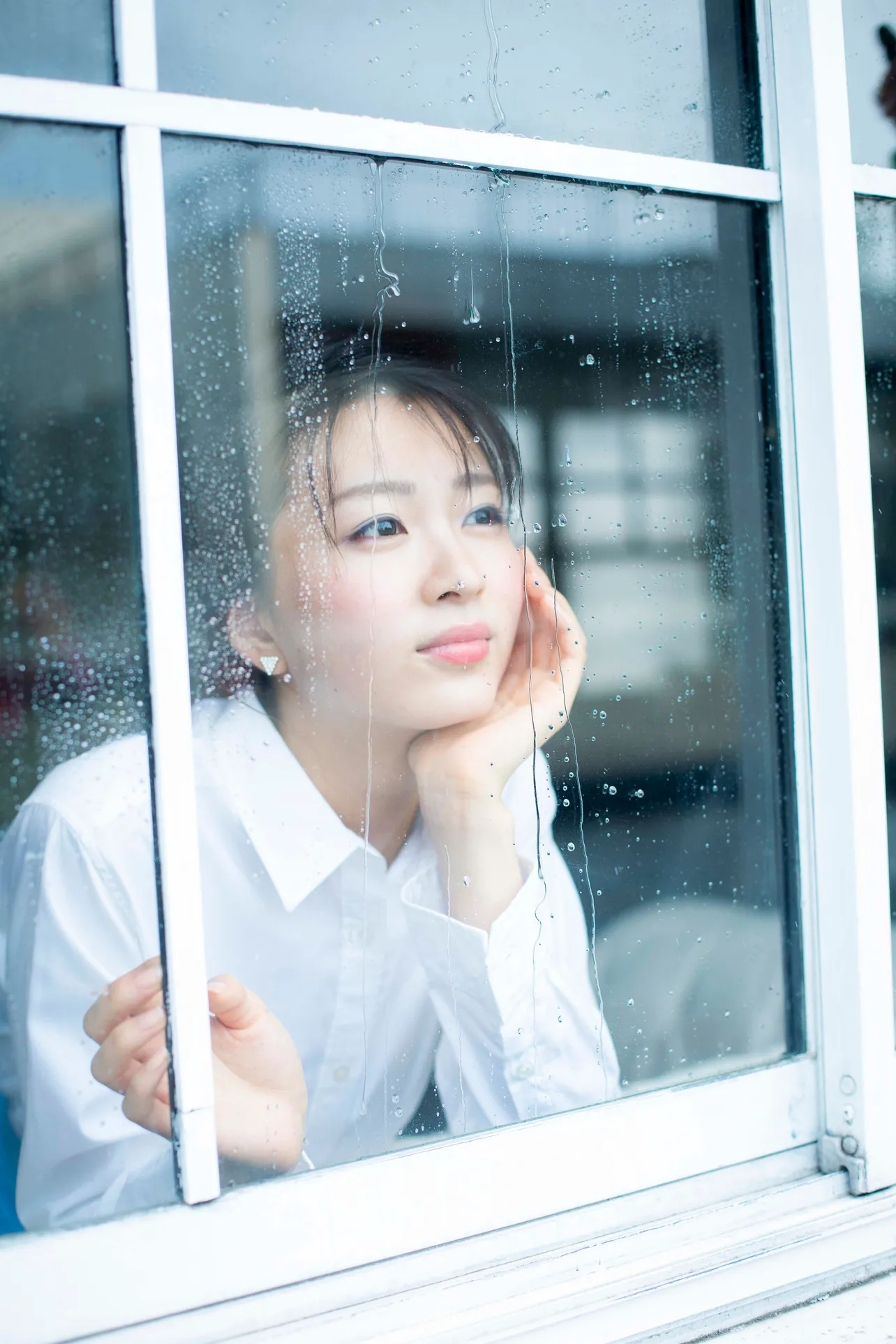 雨の日は「映画鑑賞や読書をして過ごしています」という岡崎紗絵