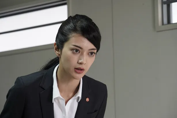 【写真を見る】無表情でロボットのような女刑事を演じる田中道子