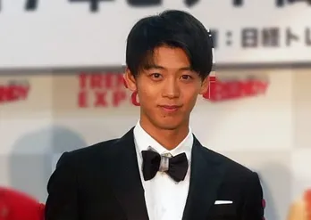 竹内涼真＆浜辺美波の“相合い傘”写真に「こんなことされたら…ヤバイ！」