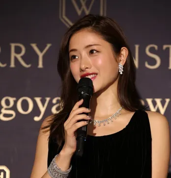 石原さとみ越しの芳根京子！ 贅沢過ぎる“ひょっこり”に「ハイ！癒やされました」