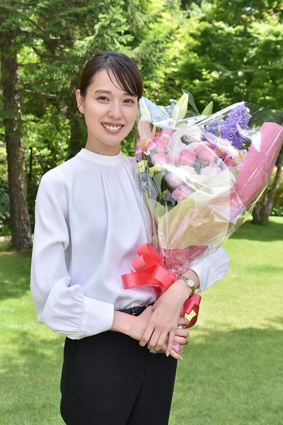 【写真を見る】花束を抱え、満面の笑みを浮かべる戸田恵梨香