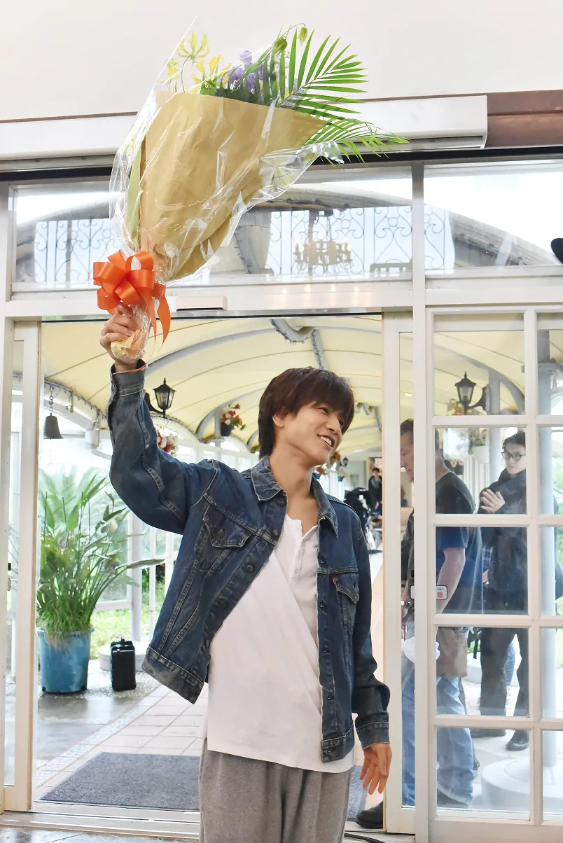 幸せそうに花束を掲げる岩田剛典