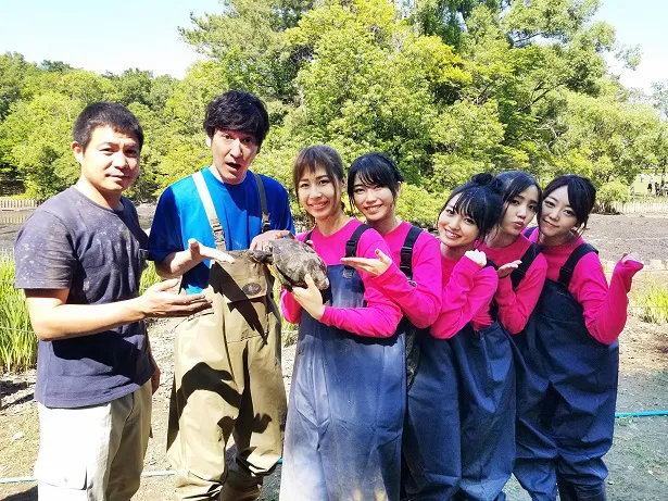 田中直樹とAKB48の5人のメンバーが埼玉・草加へ向かう