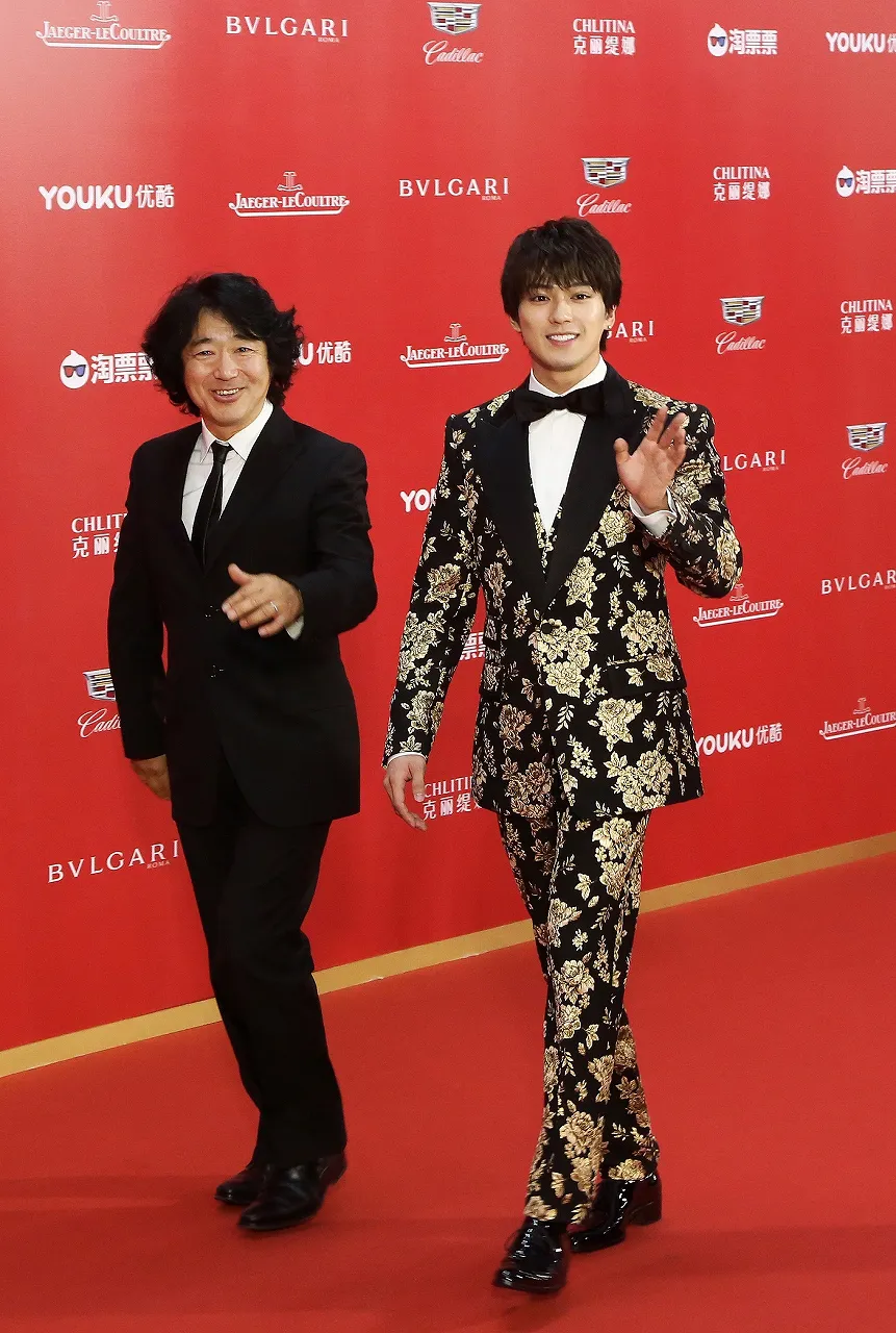 国際映画祭のレッドカーペットデビューを飾った新田真剣佑(右)と羽住英一郎監督