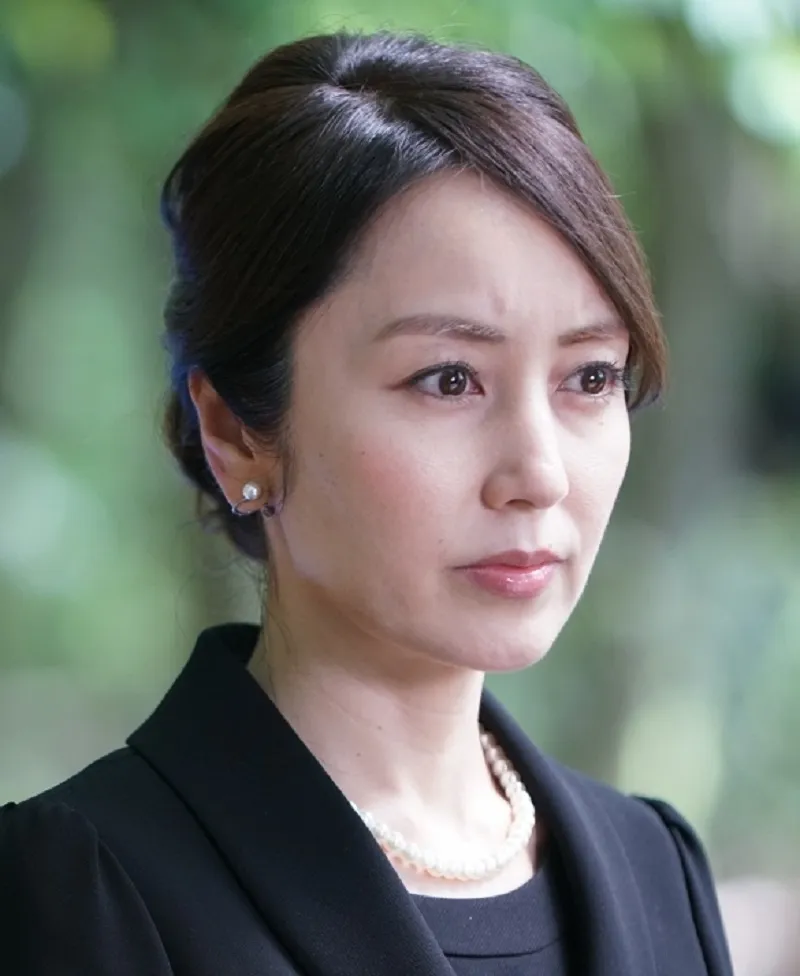 【写真を見る】市長の妻役は矢田亜希子！ どこか色気をまとうミステリアスな雰囲気を体現する