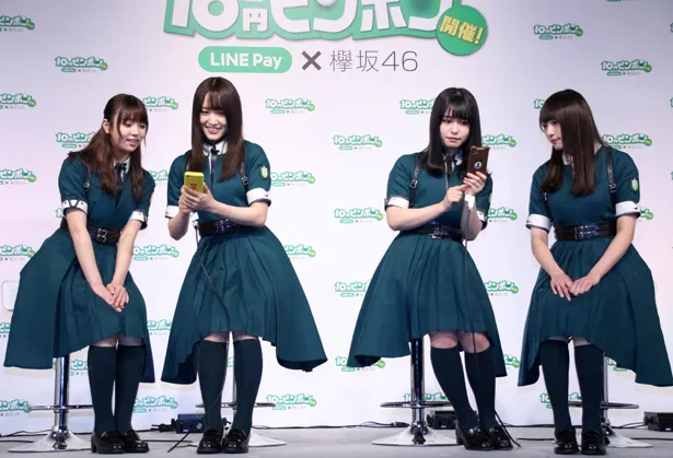 欅坂46メンバーが「LINE Pay」サービスを実演して見せる
