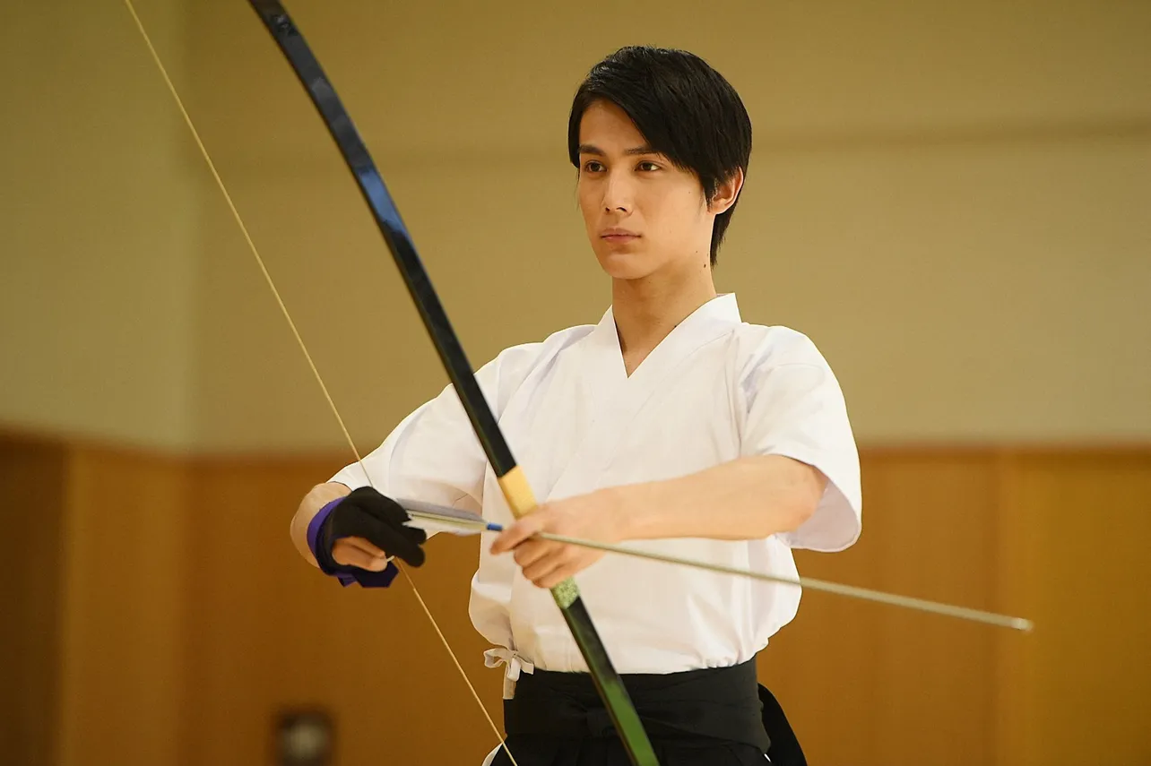 【写真を見る】晴(平野紫耀)と天馬(中川大志)が直接対決に挑む！