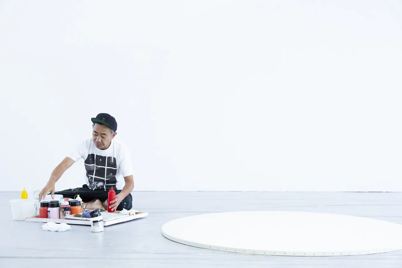 「白の美術館」で新作アートの制作に挑む木梨憲武