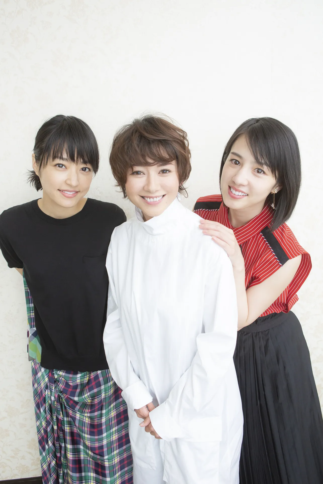 映画「焼肉ドラゴン」で焼き肉店を営む一家の三姉妹を演じている真木よう子、井上真央、桜庭ななみ