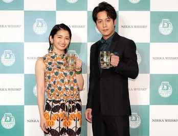 溝端淳平&岡本玲が、新感覚のハイボールをPR!