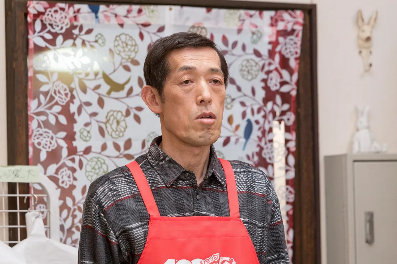 嶋田久作は「100円ショップ大納言」の雇われ店長・田辺一郎を演じる
