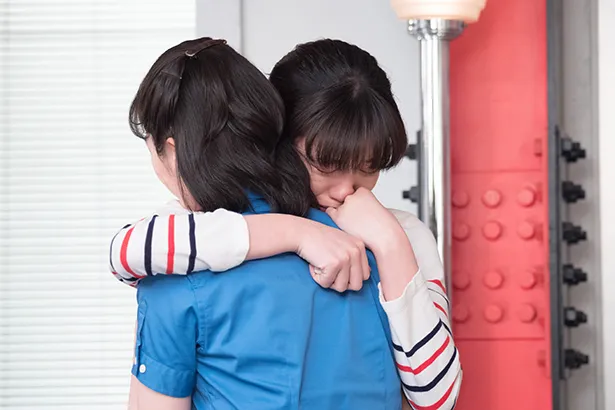 【写真を見る】ユーコ(清野菜名)と抱き合い“涙”を流す鈴愛(永野芽郁)