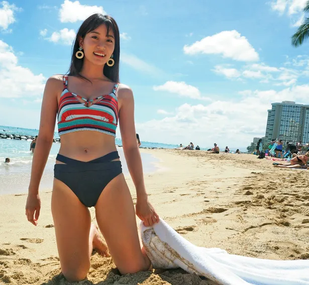 【写真を見る】永尾まりやは、20回以上来ているというハワイの浜辺で水着姿を披露