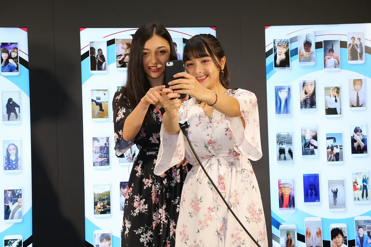 美人姉妹のエリカ・マリナが「Tik Tok」イベントに登場