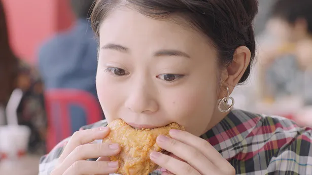 【写真を見る】高畑充希がKFCのオリジナルチキンをガブリ！