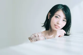 浜辺美波、公式サイトオープンのメッセージ動画が到着