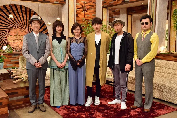 MCのリリー・フランキー、池田エライザ、ゲストのMay J.、CHEMISTRY、前野健太(左から)