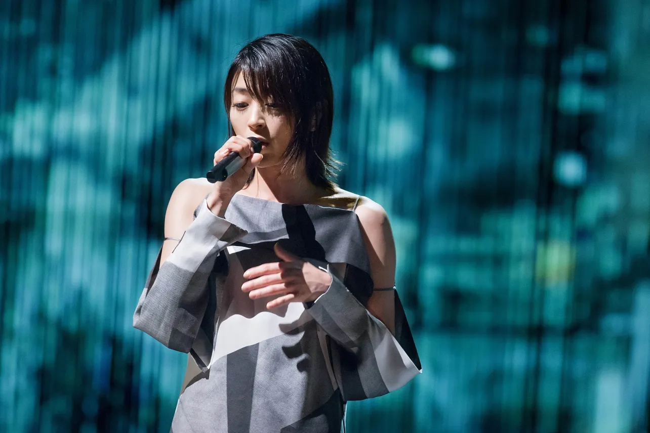 宇多田ヒカルが「初恋」や話題の新曲初パフォーマンス！又吉直樹と初