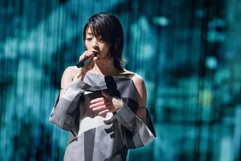 宇多田ヒカルが「初恋」や話題の新曲初パフォーマンス!又吉直樹と初対談で歌詞の魅力に迫る