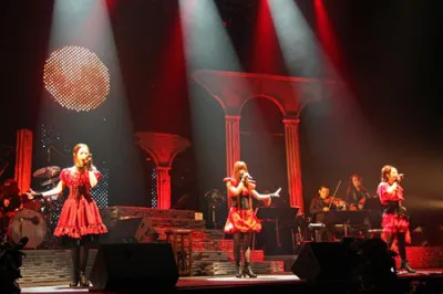 ステージはアルバムのタイトル曲「Red Moon」で幕を開けた