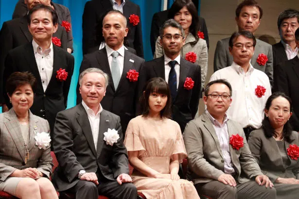 【写真を見る】政府主催イベントの中に招かれた桜井日奈子。緊張の雰囲気が漂う