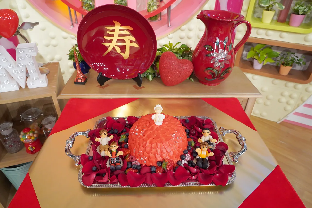 “メレンゲファミリー”を模した特注ケーキ。スタジオには還暦を祝して飾られた赤いグッズも！