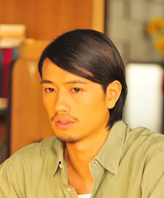 斎藤工演じる小峰章は茂と偶然出会い、その画力を見込まれてアシスタントに