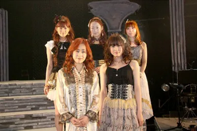 ツアー最終公演を行ったFictionJunctionの梶浦、KAORI（前列左から）、KEIKO、WAKANA、YURIKO（後列左から）