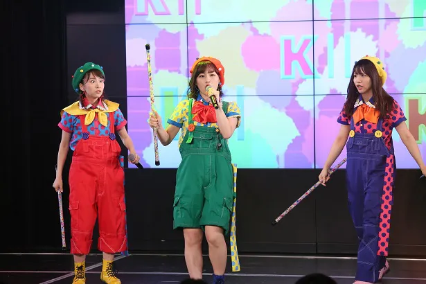 【写真を見る】大場美奈、青木詩織、松村香織(左から)が歌詞を考えた「20人姉妹の歌」