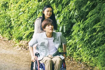 車イスの岩田剛典に杉咲花が寄り添う…W主演映画の続報が到着!