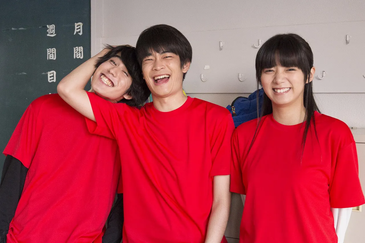【写真を見る】井之脇海、寛一郎、池田エライザ…真っ赤なTシャツでおそろいコーデ!?