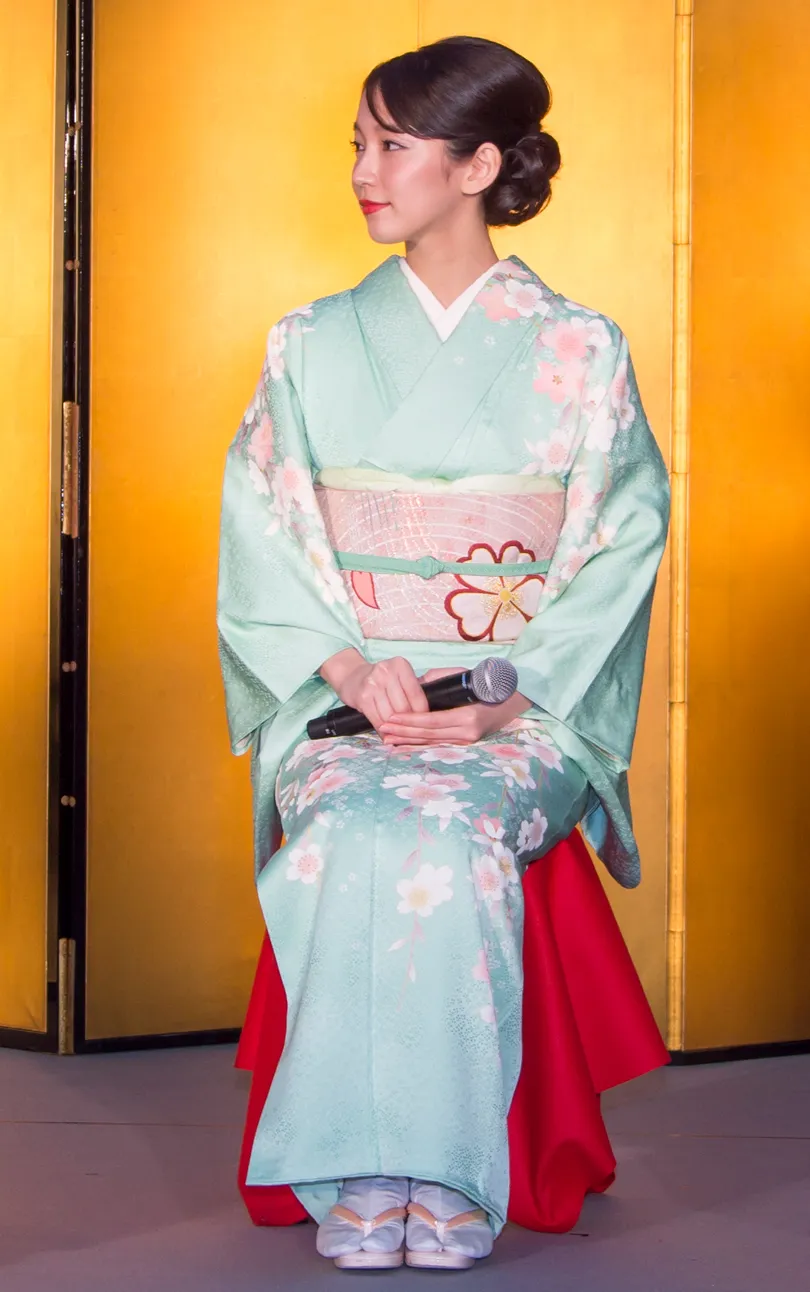 【写真を見る】京都府出身の吉岡里帆、着物姿もお似合い