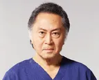 知識と技術に長けた法医学の権威。天樹（東山紀之）の義父・堂本俊太郎を演じる北大路欣也