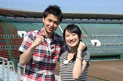 「高校野球ダイジェスト」の司会・上原風馬とアシスタント・鈴木那美（写真左から）