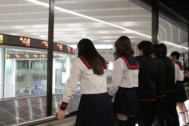 【写真を見る】「社会科見学みたい！」とワクワクした様子で東京証券取引所内を見学する清水ら