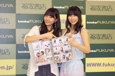 トレーディングカード「すぱみらがーる☆」を発売した藤江れいなと近野莉菜（写真左から）