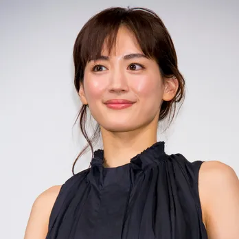 綾瀬はるかにネットから羨望の声「顔もスタイルも内臓もきれいとか」