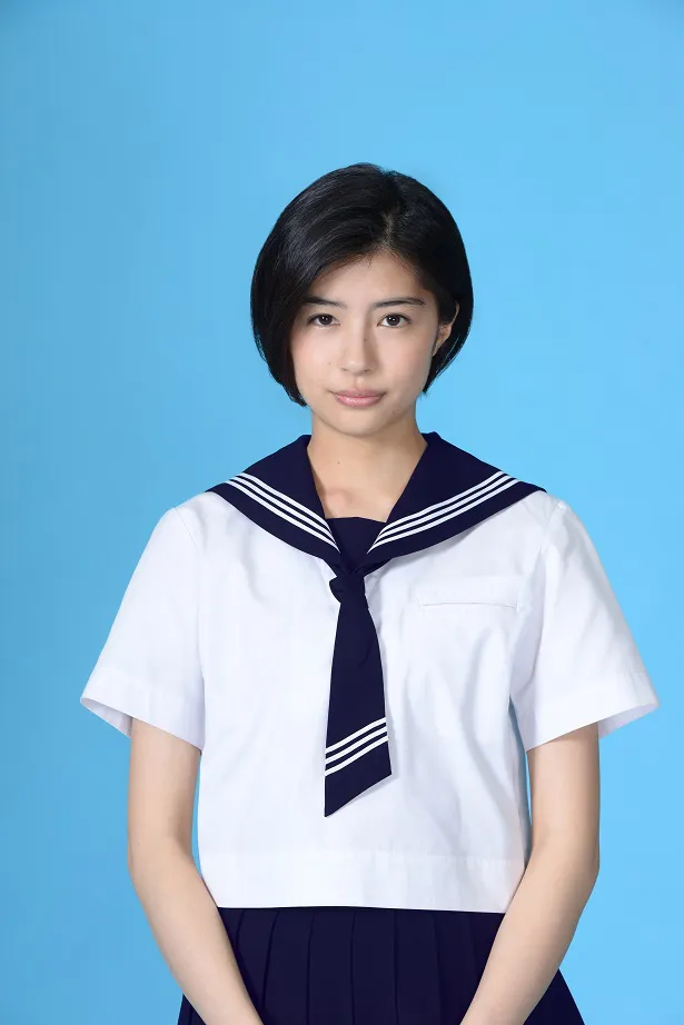 佐久間由衣が演じる桜沢麻子は学級委員かつ生徒会役員。成績優秀で真面目