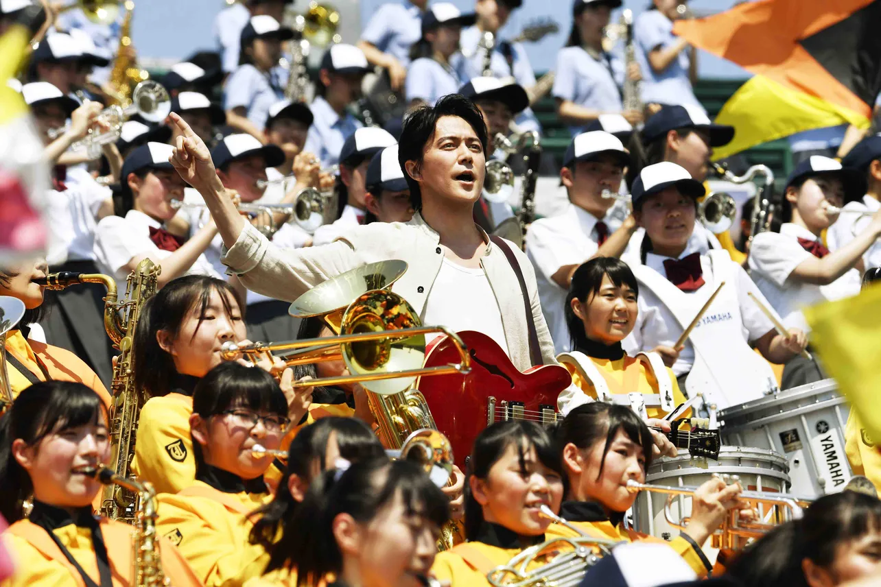 【写真を見る】福山雅治がテーマソング「甲子園」で高校球児にエールを送る！