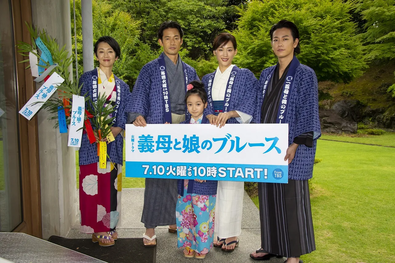 浴衣を着て登場した(左から)麻生祐未、竹野内豊、横溝菜帆、綾瀬はるか、佐藤健