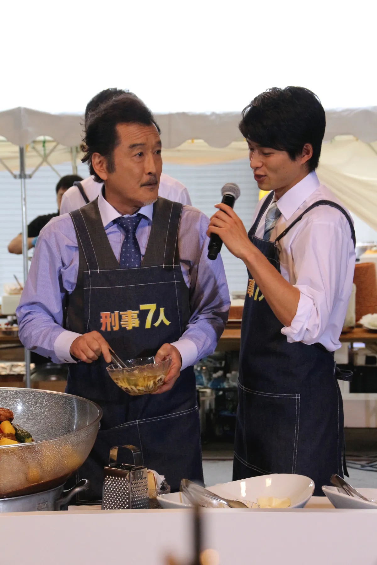 【写真を見る】仲良くカレーを作る吉田鋼太郎と白洲迅の2ショット！