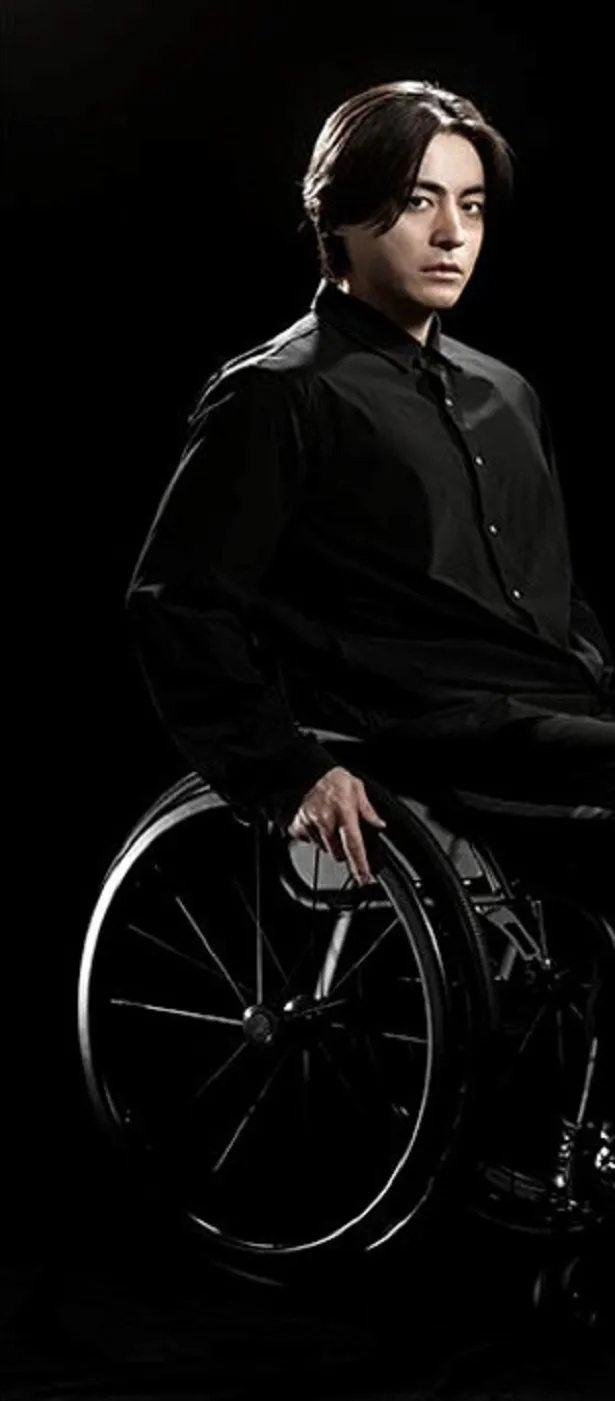 優秀なプログラマー・坂上圭司を演じる山田孝之。原因不明の難病で下半身のまひが進行し、車椅子生活を送る。頑固でプライドが高く、テリトリー意識が高い。旺盛な知識欲を持つ